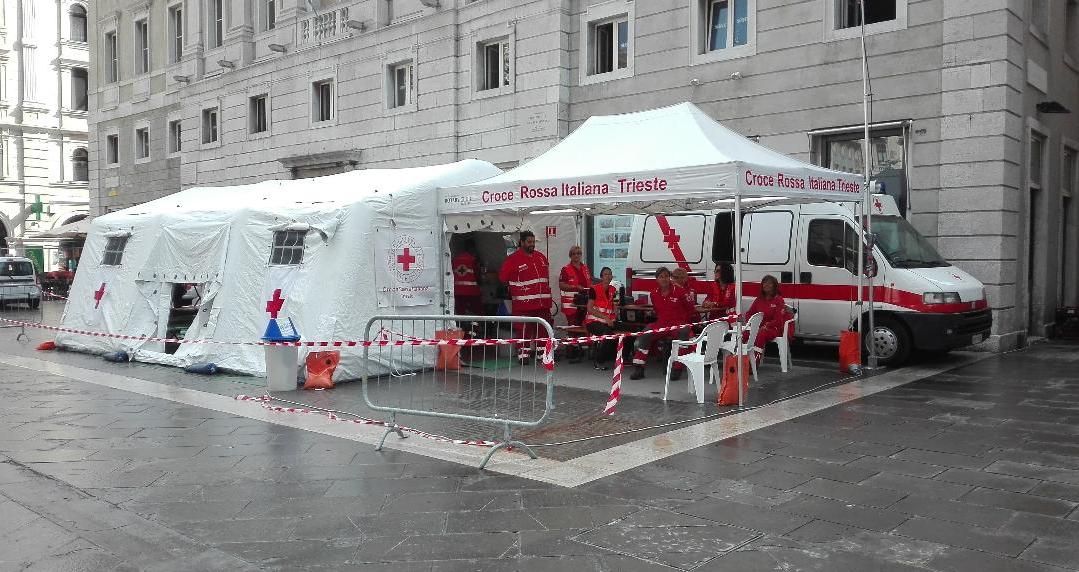 Mezzi e attrezzature della Croce Rossa per il supporto in emergenza