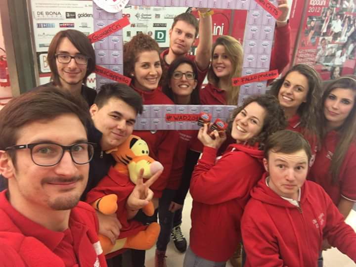 Giovani volontari della Croce Rossa durante un'attività di sensibilizzazione