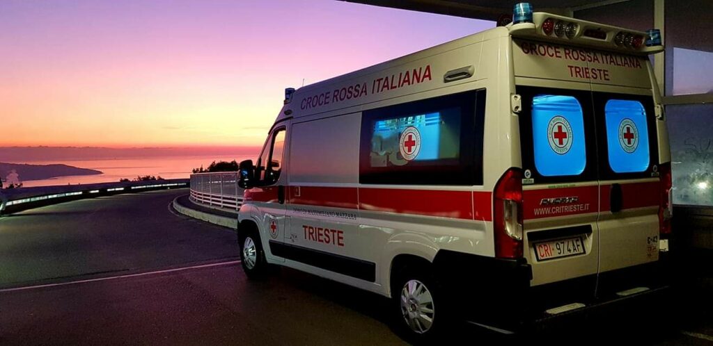Ambulanza della CRI Trieste sulla rampa dell'Ospedale di Cattinara - Tramonto